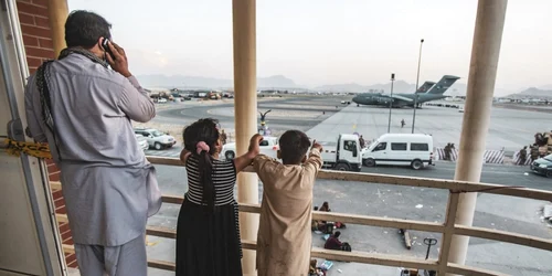 copii afganistan kabul aeroport armata sua foto Mark ANDRIES / US MARINE CORPS / AFP