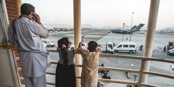 copii afganistan kabul aeroport armata sua foto Mark ANDRIES / US MARINE CORPS / AFP