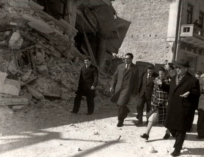 Nicolae și Elena Ceaușescu au inspectat din dimineața ce a urmat cutremurului din 4 martie 1977, clădirile prăbușite, inclusiv blocul unde și-a pierdut viața nepoata dictatoruluiFoto: Fototeca online a comunismului românesc