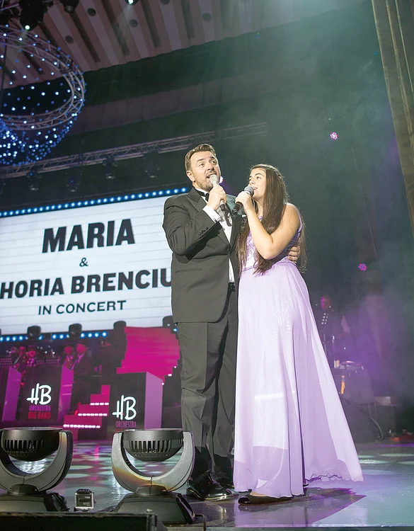 A cântat alături de Maria  (16 ani), fiica sa vitregă