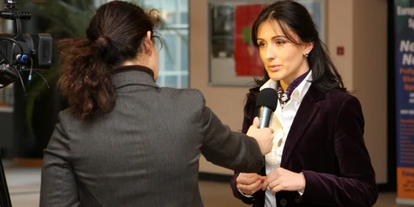 Oana Antonescu îi apără pe români în Parlamentul European