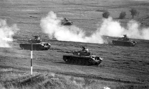 Exercițiu militar al trupelor NATO desfășurat în anul 1963 la Grafenwöhr. Tancuri americane M-60 Patton (© Getty Images)