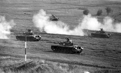 Exercițiu militar al trupelor NATO desfășurat în anul 1963 la Grafenwöhr. Tancuri americane M-60 Patton (© Getty Images)
