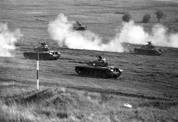 Exercițiu militar al trupelor NATO desfășurat în anul 1963 la Grafenwöhr. Tancuri americane M-60 Patton (© Getty Images)