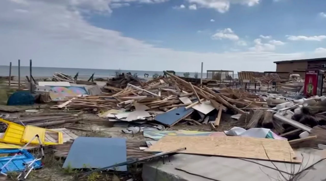 Plajele distruse de la Năvodari Foto: captură video DOTTO TV Facebook 