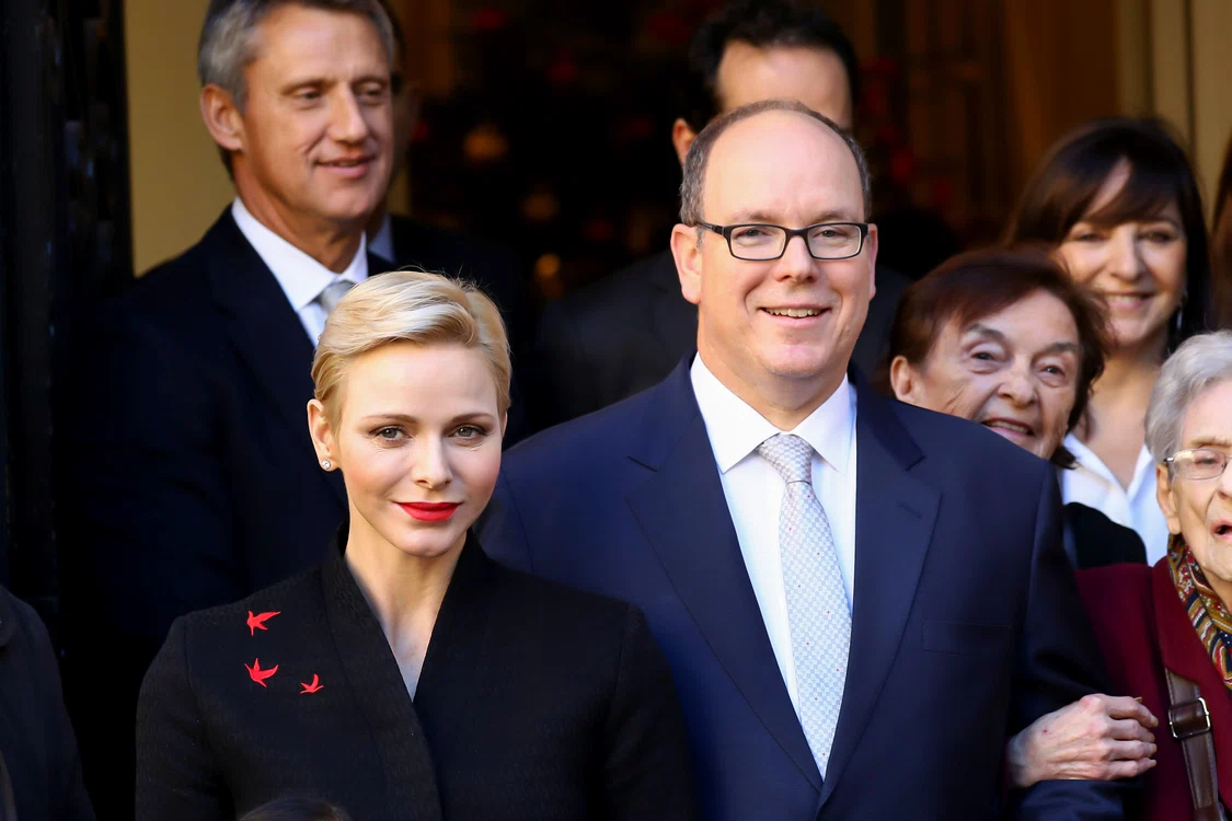 Exclusif   No Tabloïds   Le prince Albert II de Monaco et la princesse Charlène participent à la remise des cadeaux aux anciens monégasques dans les locaux de la Croix Rouge à Monaco jpeg