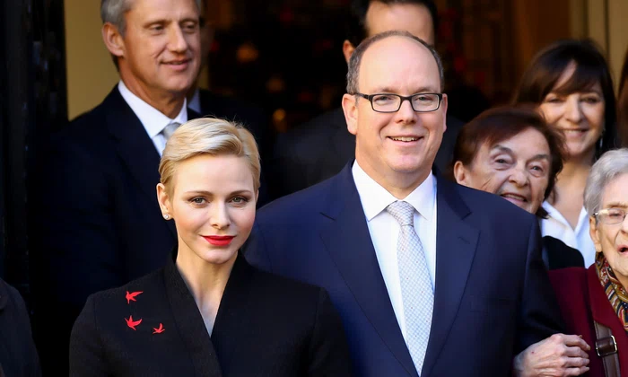 Exclusif   No Tabloïds   Le prince Albert II de Monaco et la princesse Charlène participent à la remise des cadeaux aux anciens monégasques dans les locaux de la Croix Rouge à Monaco jpeg