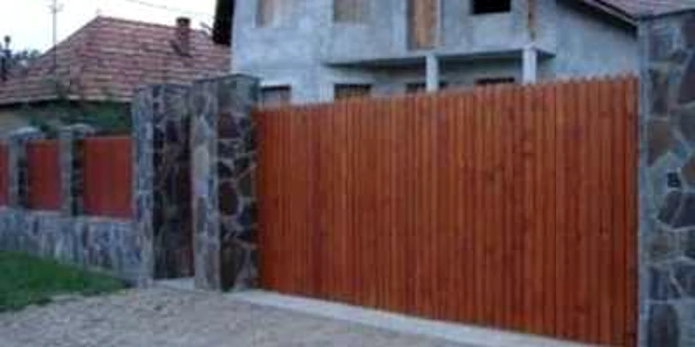 Suceava: A intrat cu camionul în curtea unei familii