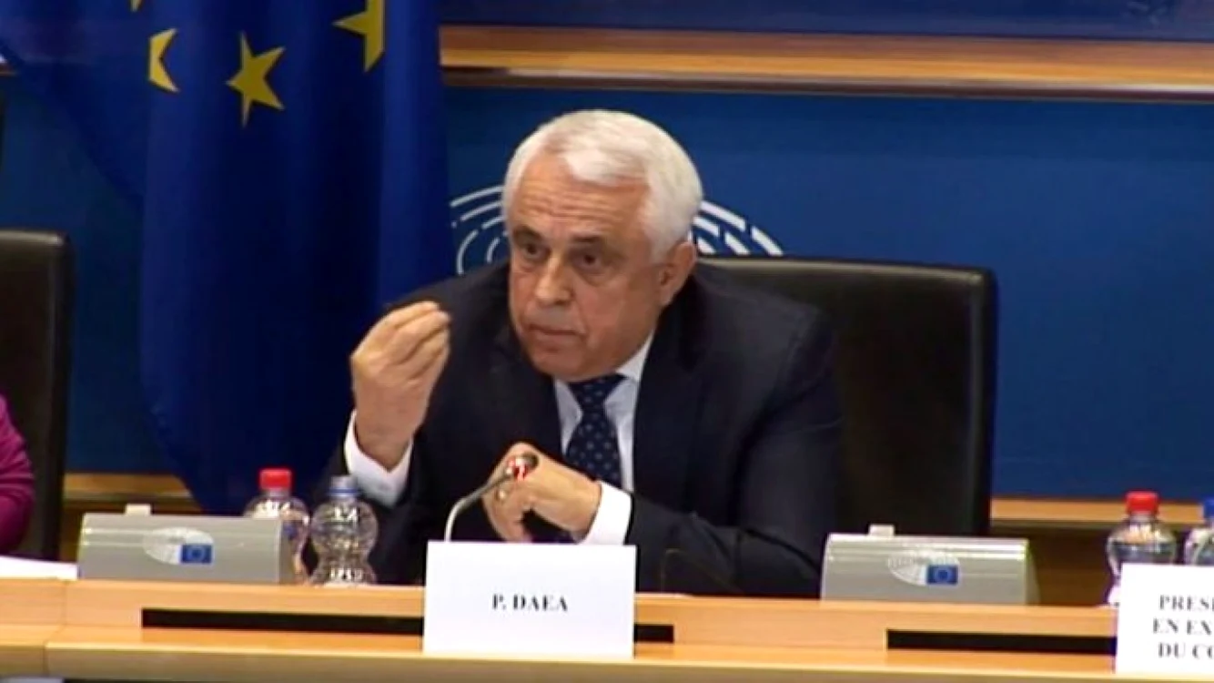 Ministrul Agriculturii, Petre Daea, la Bruxelles, explicând ceva 