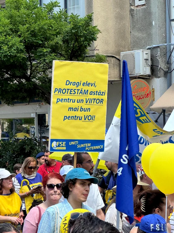 Mesajele afișate de participanți au vizat salarizarea și condițiile din educație. FOTO: Alex Negrici