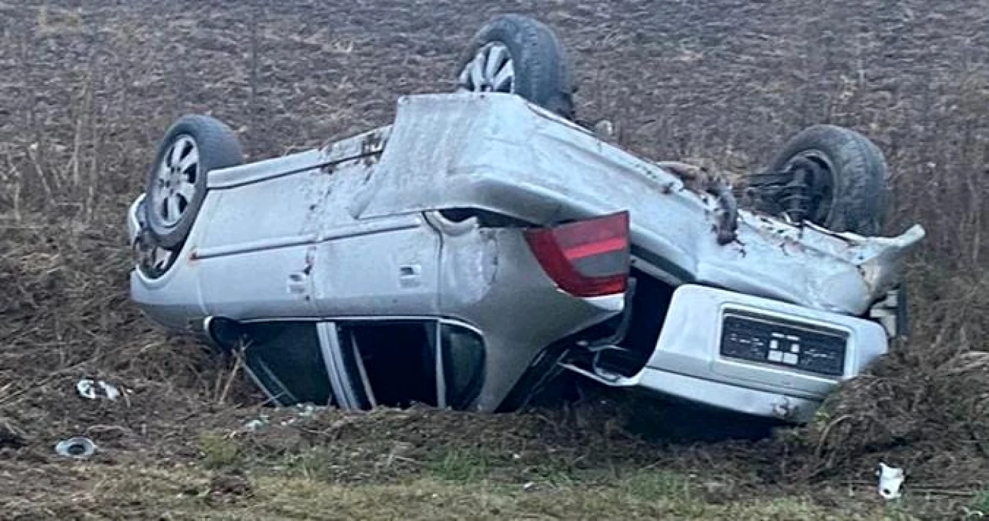 Autoturismul a fost găsit răsturnat în afara Drumului European E 574 FOTO: martor