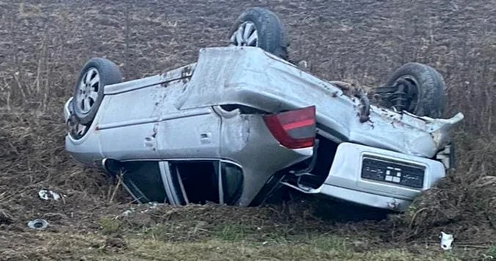 Autoturismul a fost găsit răsturnat în afara Drumului European E 574 FOTO: martor