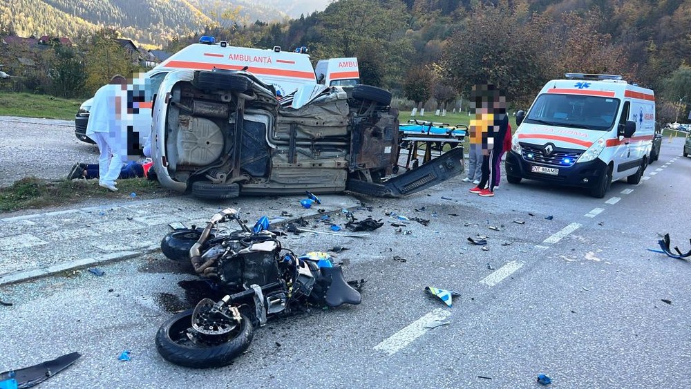 Tragedie cu doi morţi, în faţa spitalului din Bicaz. Un motociclist a fost ignorat de un şofer FOTO