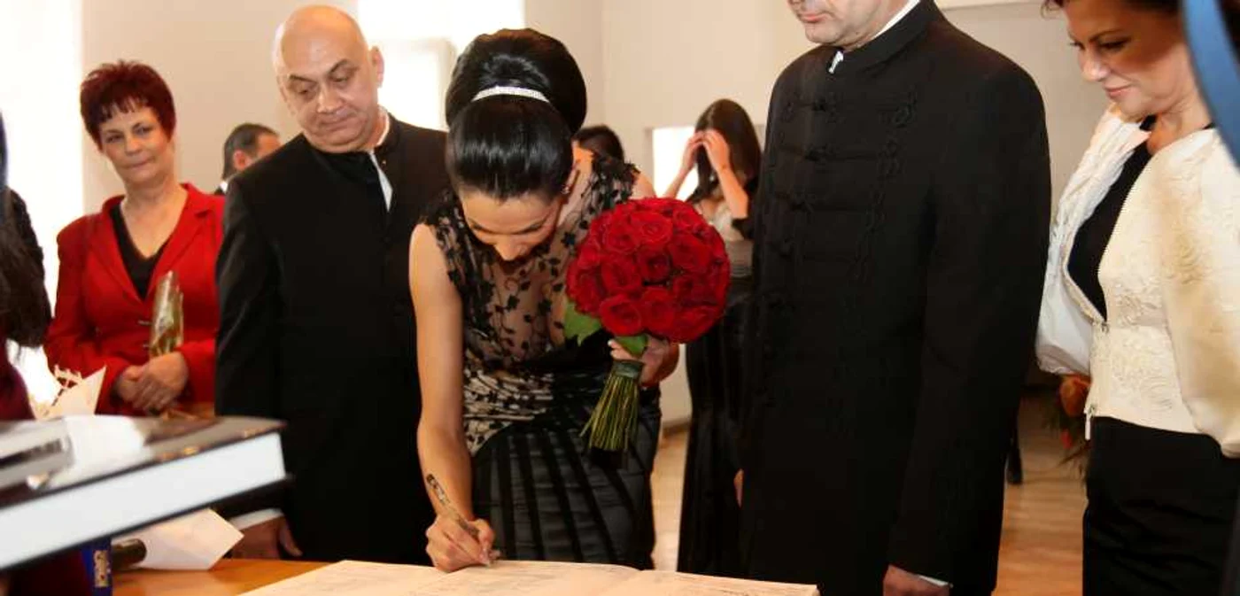Nicoleta Luciu semnează actele prin care devine doamna Nicoleta Csergo