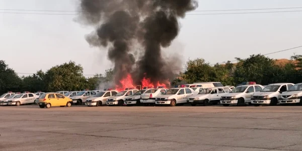 Microbuz in flacari in curtea Sectiei 5 Politie Constanta FOTO ISU Dobrogea