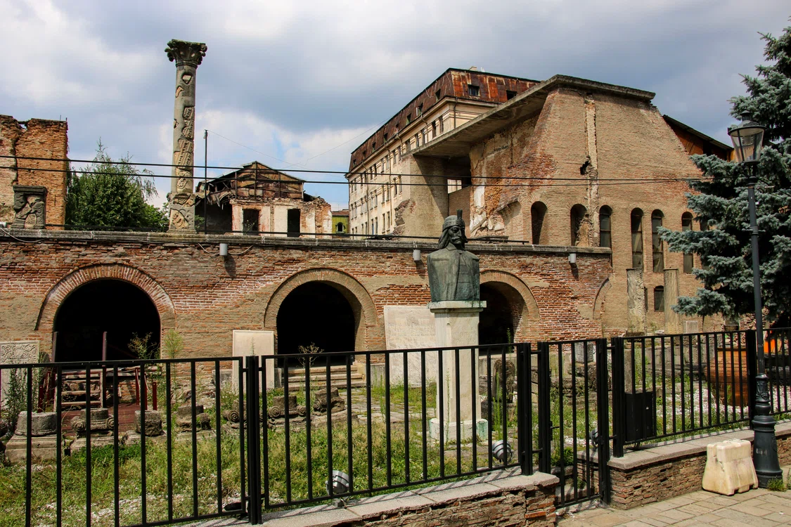 
    Curtea Domnească din zona Centrului Vechi a cunoscut perioada de maximă înflorire în timpul domnitorului Constantin BrâncoveanuFoto:Shutterstock  