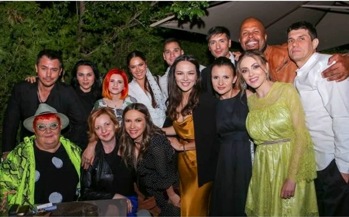 O parte dintre invitații Adelei Popescu la botezul băiețelului ei cel mic