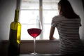 femeie cu o sticla de vin