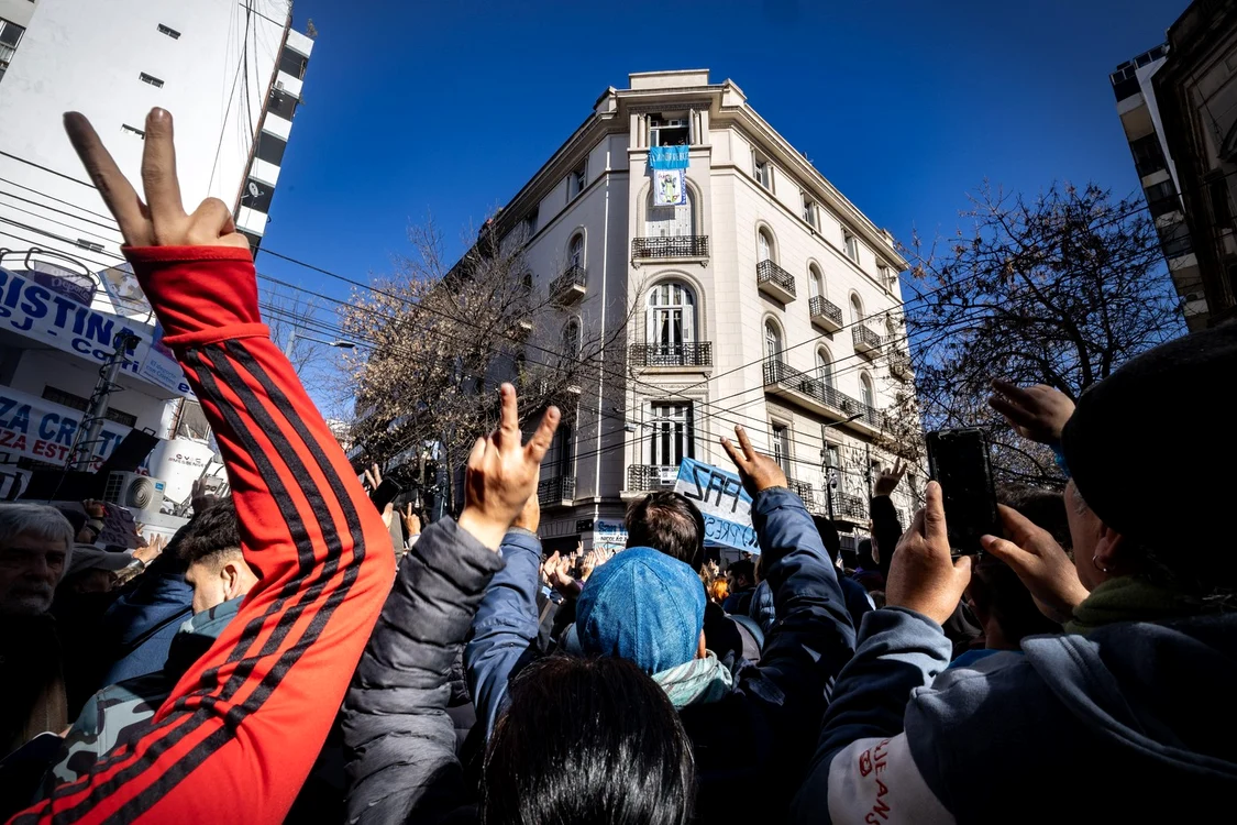 Susținători în fața balconului Cristinei Kirchner FOTO Profimedia 