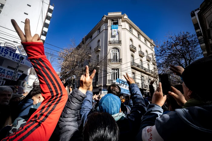 Susținători în fața balconului Cristinei Kirchner FOTO Profimedia