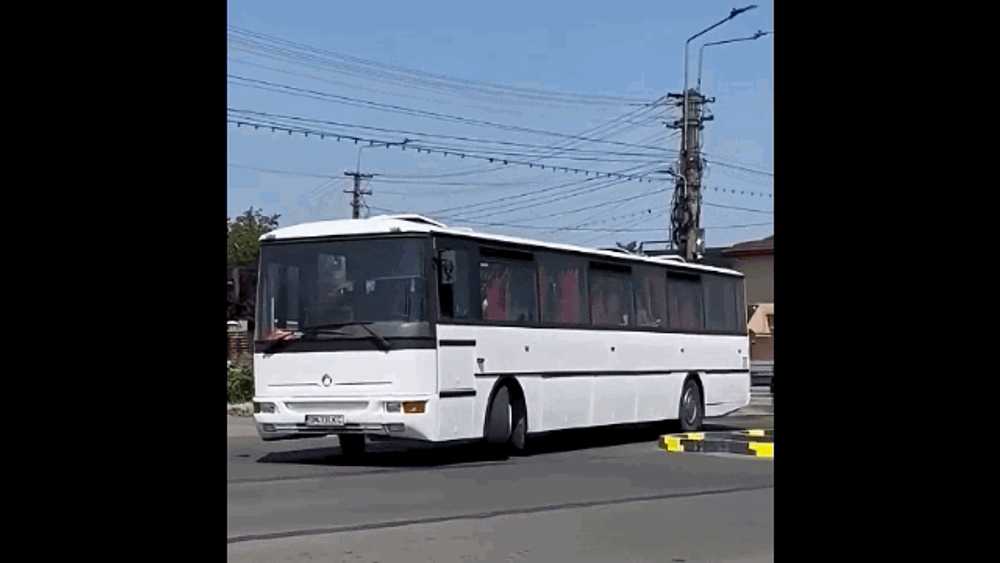 „Este gândit de o minte luminată cu lanterna”. Manevrele chinuite ale unui autobuz blocat într-un sens giratoriu din Carei 