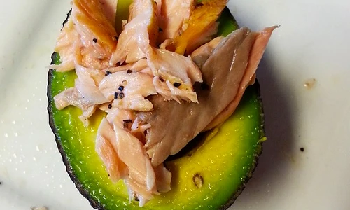 rulouri de somon afumat cu avocado jpeg