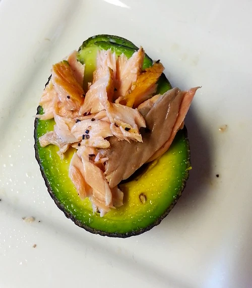 rulouri de somon afumat cu avocado jpeg