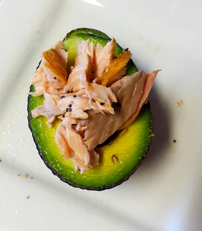 rulouri de somon afumat cu avocado jpeg