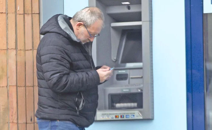 
    Recunoscut de  trecători, Busu a atras multe priviri. Cicatricea foarte vizibilă la cap i-a surprins pe mulţi care ştiau doar de operaţia la inimăFotografii: Mihai Ionescu  