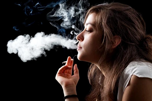 Fumătorii au interzis să mai fumeze în spații publice închise, începând cu luna martie