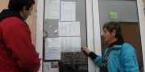 La intrarea în blocuri au apărut înştiinţări alături de tabelul cu datoriile fiecărui locatar