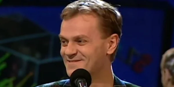 Donald Tusk cantand un colind de Craciun in cadrul emisiunii Szansa na sukces difuzata in 1996 FOTO Captura YouTube