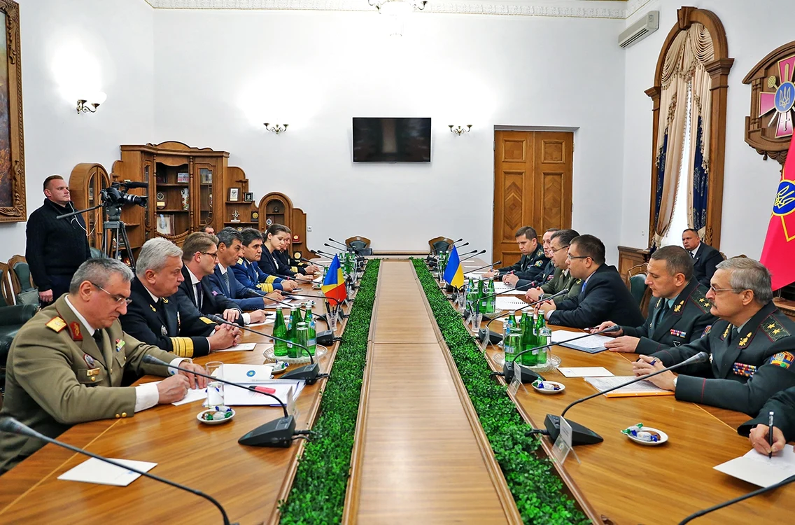 Generalul Hurmuz (stânga) la Kiev, în 2016, la o întâlnire bilaterală româno-ucraineană