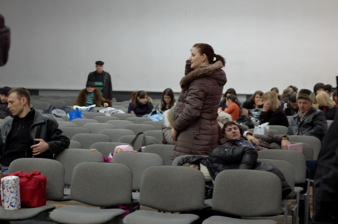 Persoanele din autocar au fost duse la Primăria Huşi FOTO:adevarul