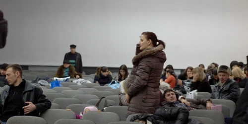 Persoanele din autocare au fost cazate la Primăria Huşi FOTO