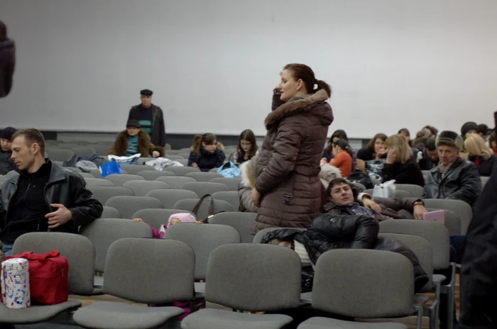 Persoanele din autocar au fost duse la Primăria Huşi FOTO:adevarul