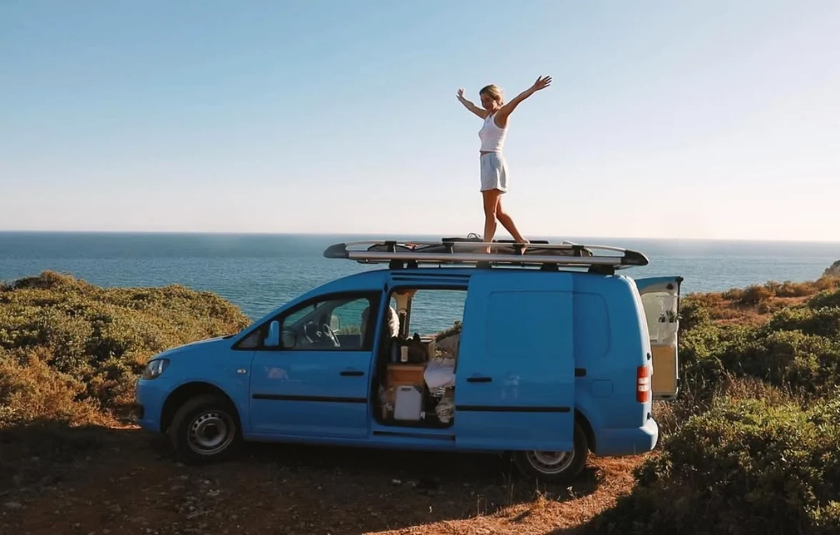 Alice Sutton călătorește de 3 ani prin Europa cu o furgonetă / foto: Instagram