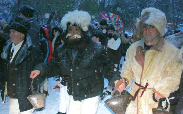 Mascaţii de la Nereju alungă spiritele rele Foto: Ştefan Borcea