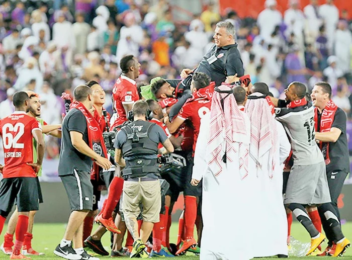 După victorie,  Olăroiu a fost  purtat pe braţe  de jucătorii săi