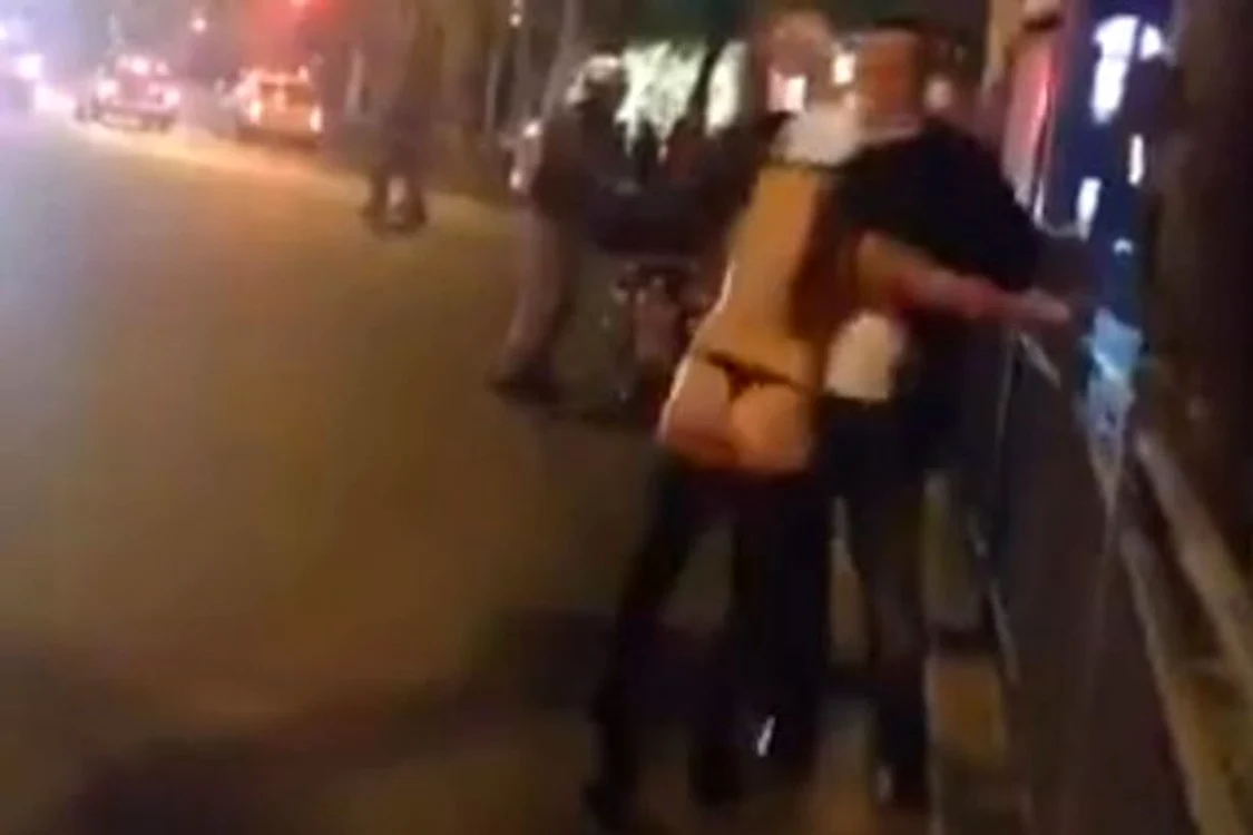 
    Umblă dezbrăcată și implora un turist să facă sex cu ea în plină stradăFoto captură video/Youtube  