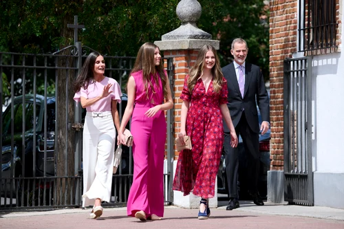 Letizia, Sofia, Leonor și Felipe, la confirmarea mezinei familiei (foto stânga)