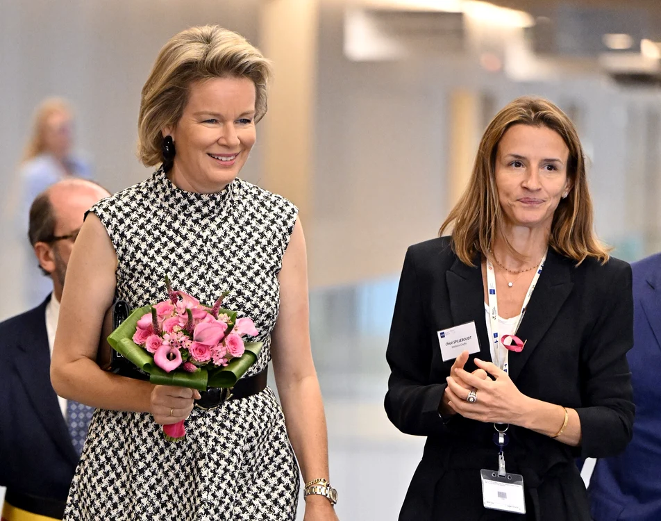 Regina Mathilde a Belgiei, într-un total look Carolina Herrera. FOTO: Casa Regală belgiană