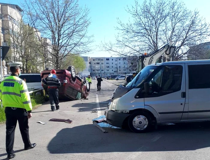 Una dintre maşinin s-a răsturnat FOTO Facebook/ISU Călăraşi