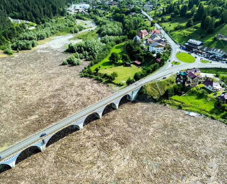 Alertă după ce inundațiile au adus cadavre de animale și deșeuri pe Lacul Izvorul Muntelui–Bicaz