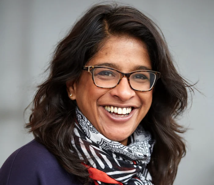  Indhu Rubasingham, zambind, poza-portret