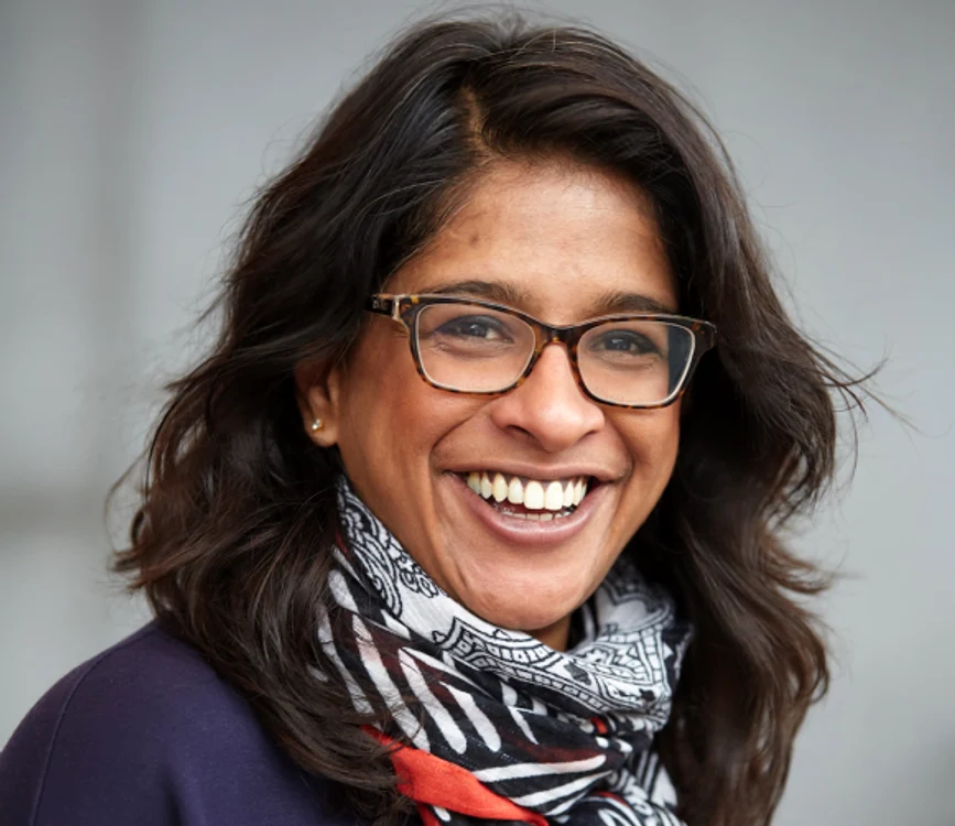  Indhu Rubasingham, zambind, poza-portret