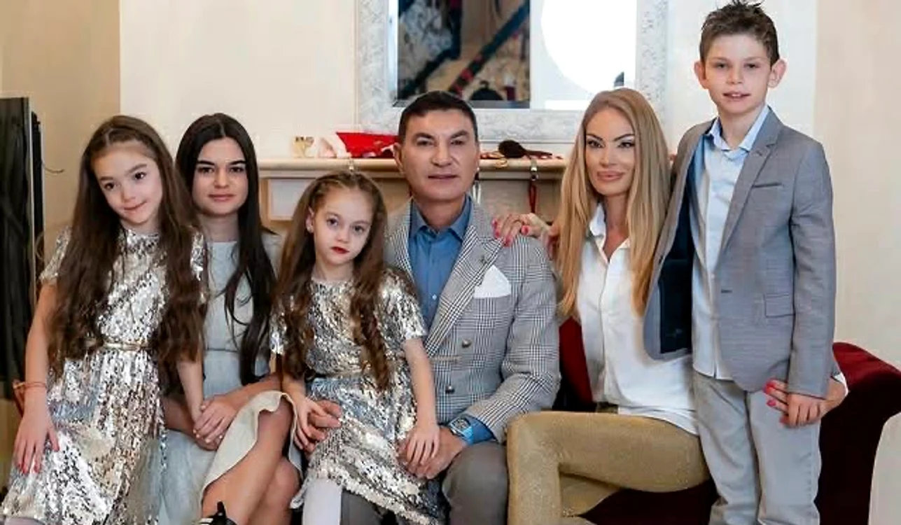 Valentina Pelinel, Cristi Borcea și copiii foto: Facebook 