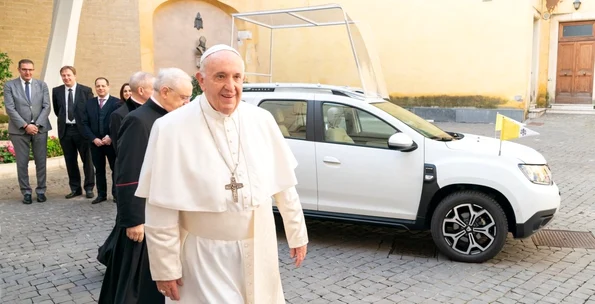 Papamobilul folosit de Papa Francisc în timpul vizitei din România (© Muzeul Național Brukenthal)