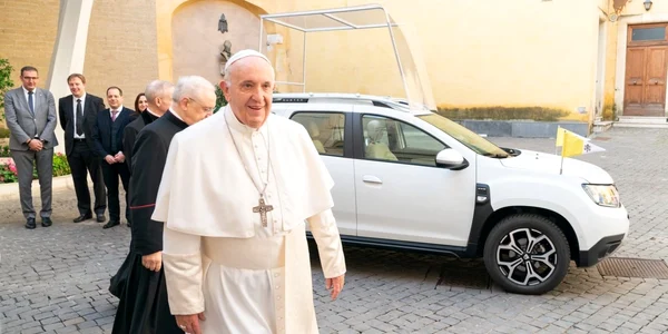 Papamobilul folosit de Papa Francisc în timpul vizitei din România (© Muzeul Național Brukenthal)