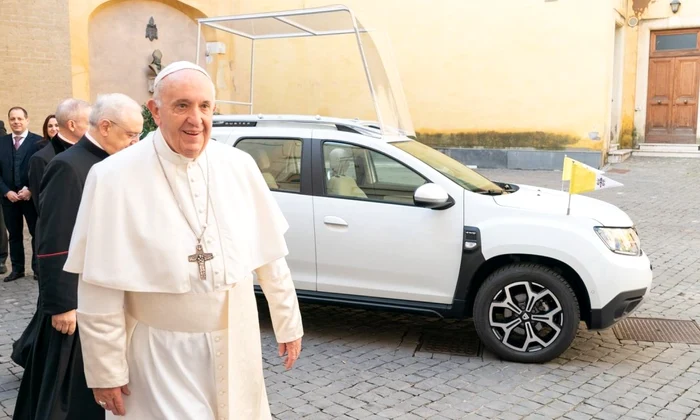 Papamobilul folosit de Papa Francisc în timpul vizitei din România (© Muzeul Național Brukenthal)